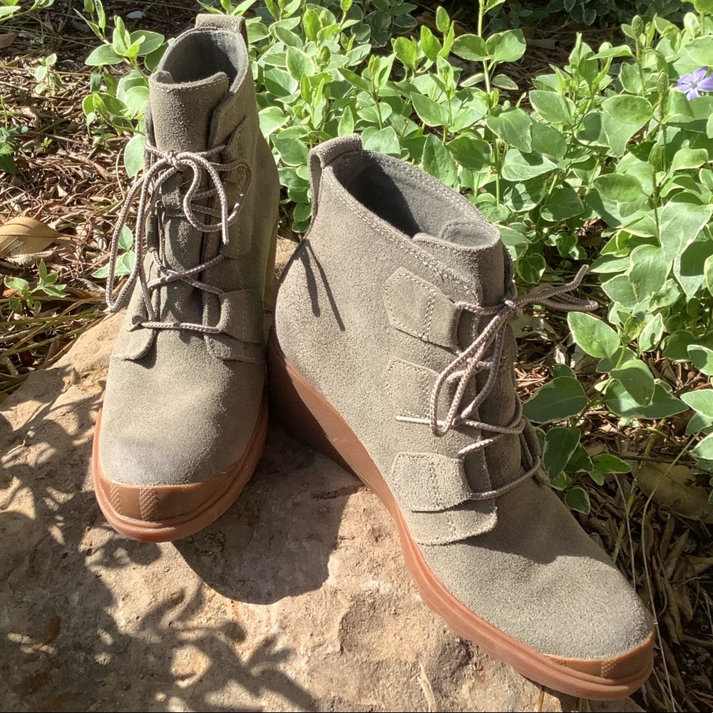 Sorel “ Toronto” Waterproof Lace-Up oiled-suede Boot wedge size 8.5